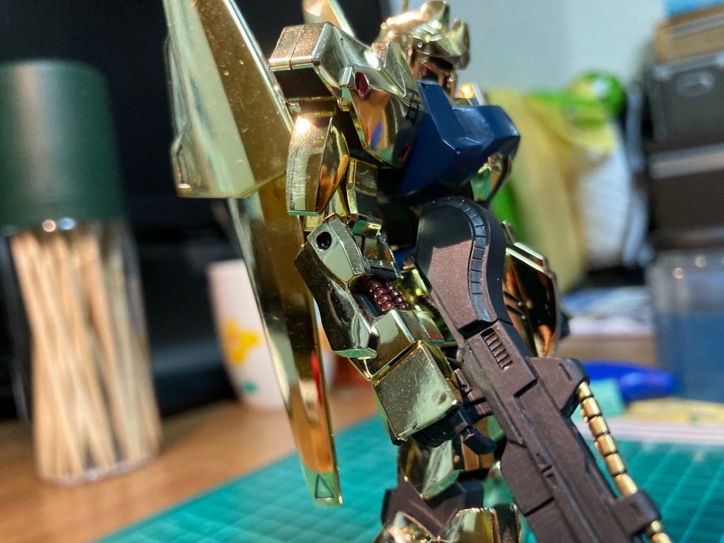 メッキを剥がして塗装し直すという手もあるみたいですが、それするならrevive版を買った方が圧倒的に出来が良い訳で。(再販してもすぐ売り切れ。ネットではプレ値ついてて中々手を出し辛い問題ありますが)合わせ目もガッツリ残りますが、僕はこのキットの売りであるメッキを残して組み上げました。プロポーションは悪く無いと思ってます。