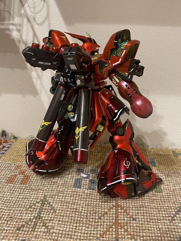 塗り分けの時のマスキングが甘くて結構雑な感じになってしまいました。