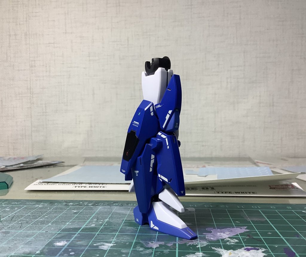 実は一部ラインデカールを切って形状合わせてから貼ってる部分があります