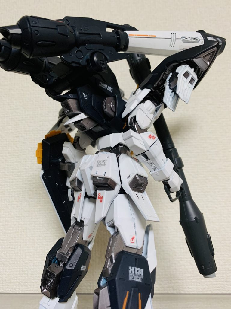 付属のリアリスティックデカールデカールと余っていたMGガンダム 3.0の水転写をごちゃ混ぜで貼っているため、内容はチャランポランです(かっこよければOKデス)