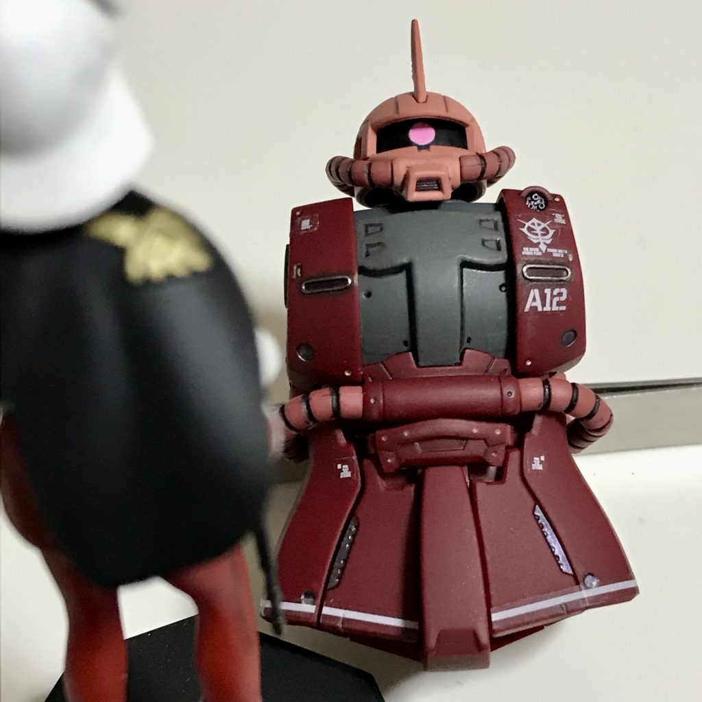 シャアに見守られながら着工。