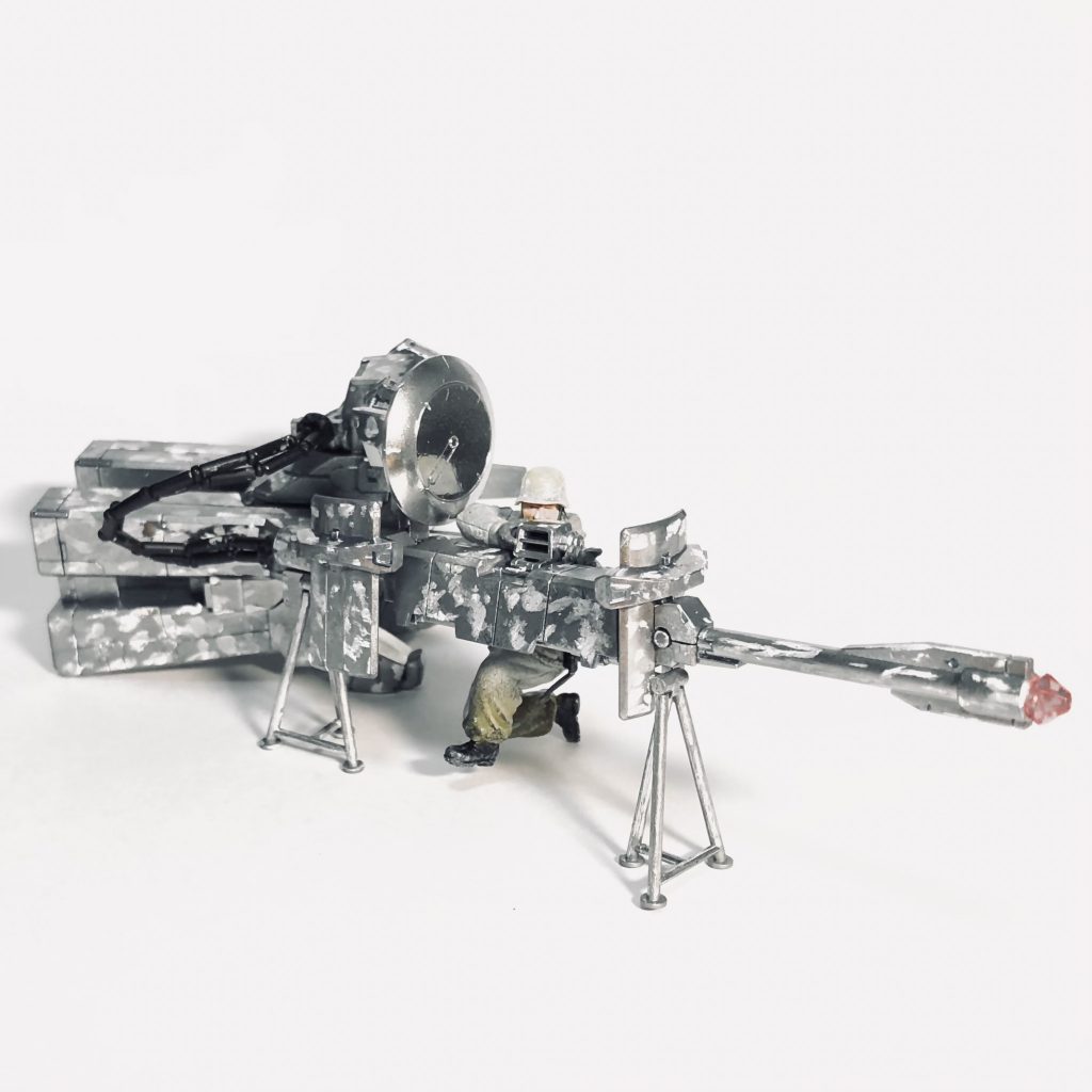 当初は単に「BIG GUN」と呼ばれた本機だが、運用する独軍派遣部隊から「LUDWIG」(ルートヴィヒ)の愛称で呼ばれるようなった。...BIG GUNとLUDWIG。これが、後に人類の切り札となる超大出力荷電粒子砲「BIGWIG」(ビグウィグ)を生むことになるのは、また別のお話。以上、大嘘のストーリーおわり🤪(出典:『地球防衛軍』『機神兵団』『ダイナミックフィギュア』(いやー、これで年がバレますね(笑))※ちなみに使用キットは1/400 ビグウィグです。バイザックがいての、あの巨大感なので、兵隊フィギュアに持たせるとただの「デカいビーム砲」でしかありませんね...orz