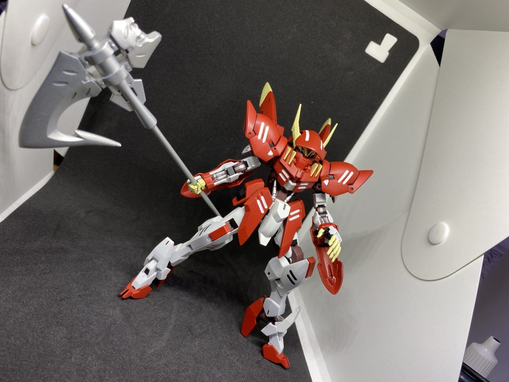 頭部装甲を展開するとフードを被っている様に見えたこともあり、「赤ずきん」イメージで塗装を考えました。