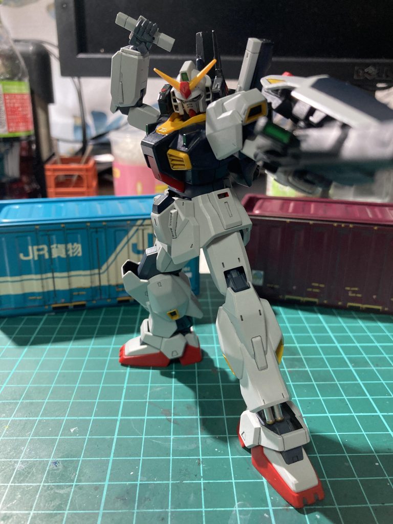 こうして組み上げてみて自分の中で再確認したのですが、ガンダムタイプで1番好きなデザインです。シンプルながらも機能美が感じられて。思い出補正もかかってますし。なおかつ外付けのGディフェンサーでパワーアップするところとかメガドライブっぽくてたまりません。