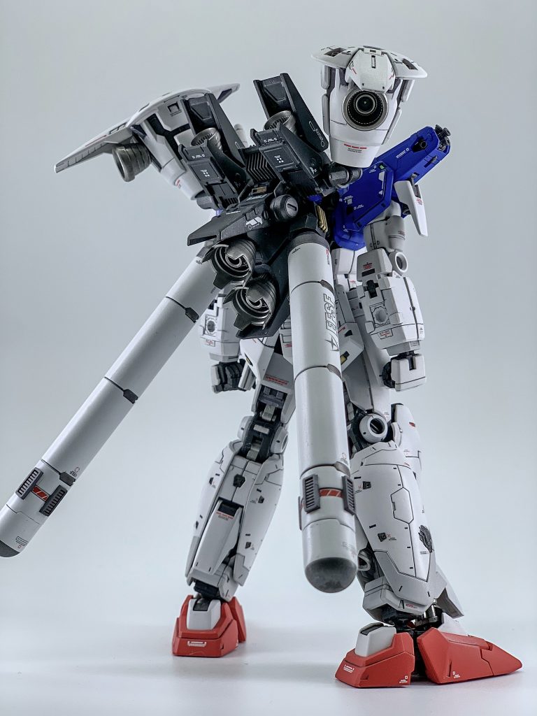 プロペラントタンクとバーニアの追加により長時間高稼働と時代背景的に存在しない武器ですが、シナンジュ用のライフルを装備させて中〜長距離射撃を可能にしました。