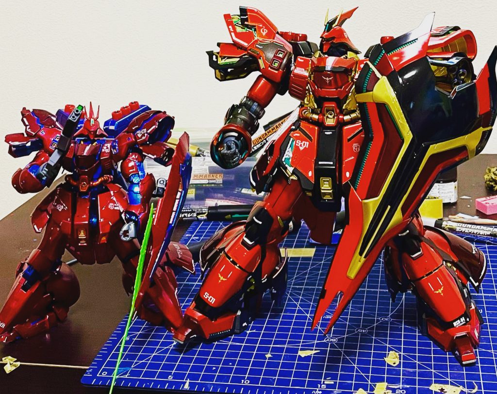 MGサザビーとRGサザビーとの2ショットです。