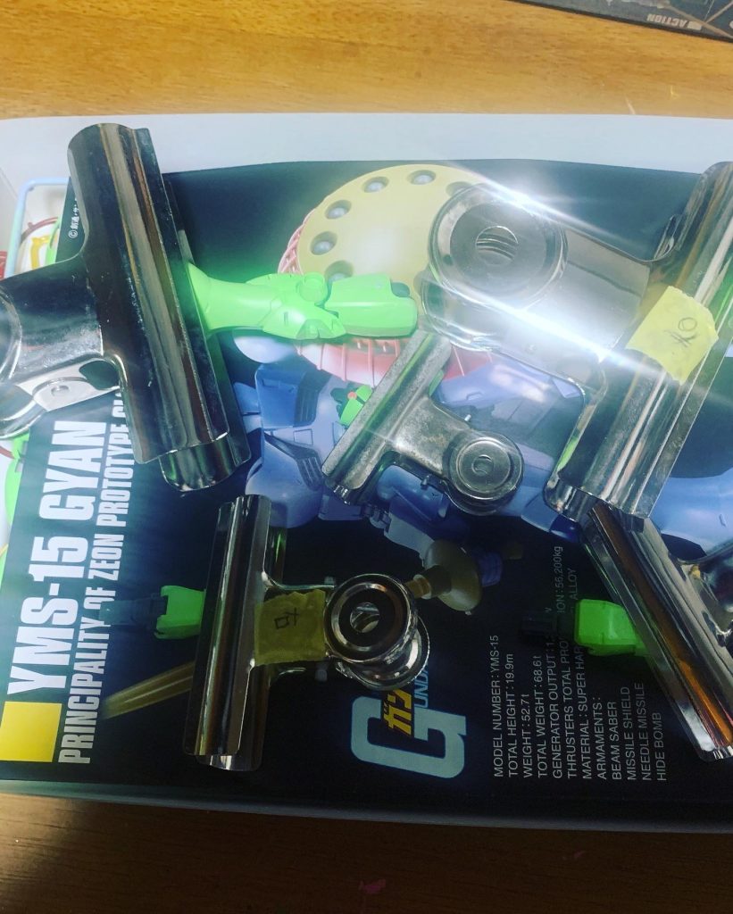 合わせ目のある部品をクランプしてる所