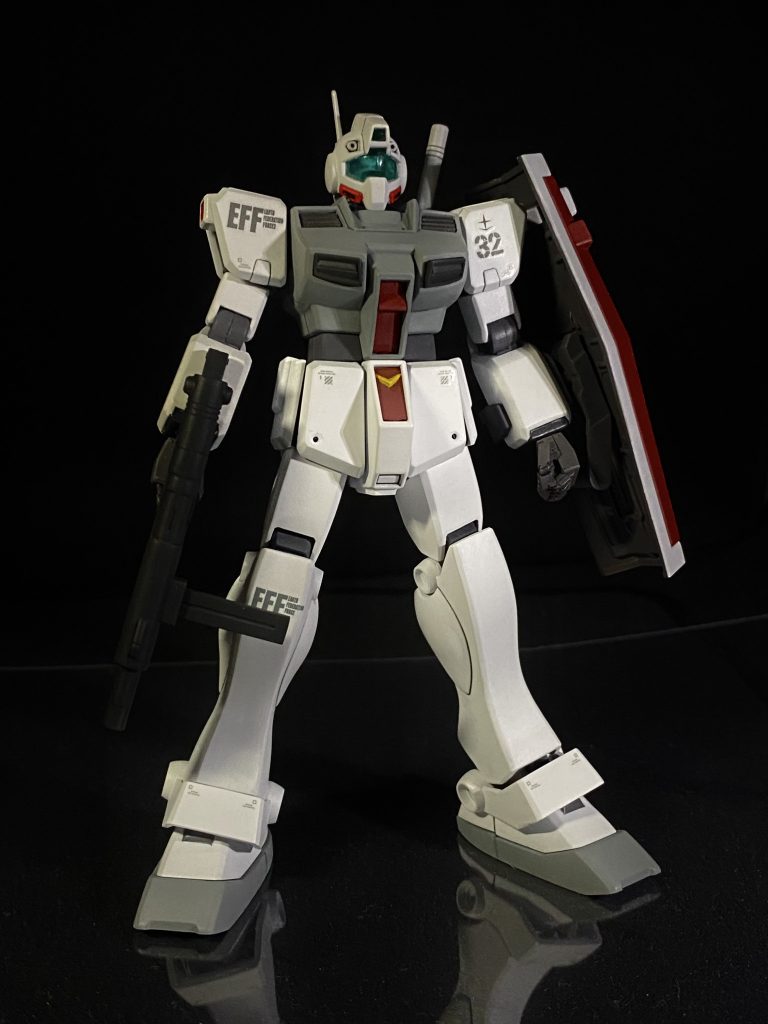 正面ショット。初期HGUCにしてはカトキ立ちが綺麗に決まってますね。マシンガンの形状のせいで、持ち手にかなり無理させないと真っ直ぐ持てないところはイマイチ。あと膝構造がゆるゆるPCの二重関節になってるせいで、1人膝カックンします。