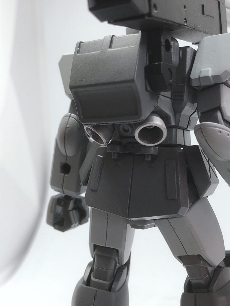 バックパックには旧HGのザクのものをプラ板で繋げてます