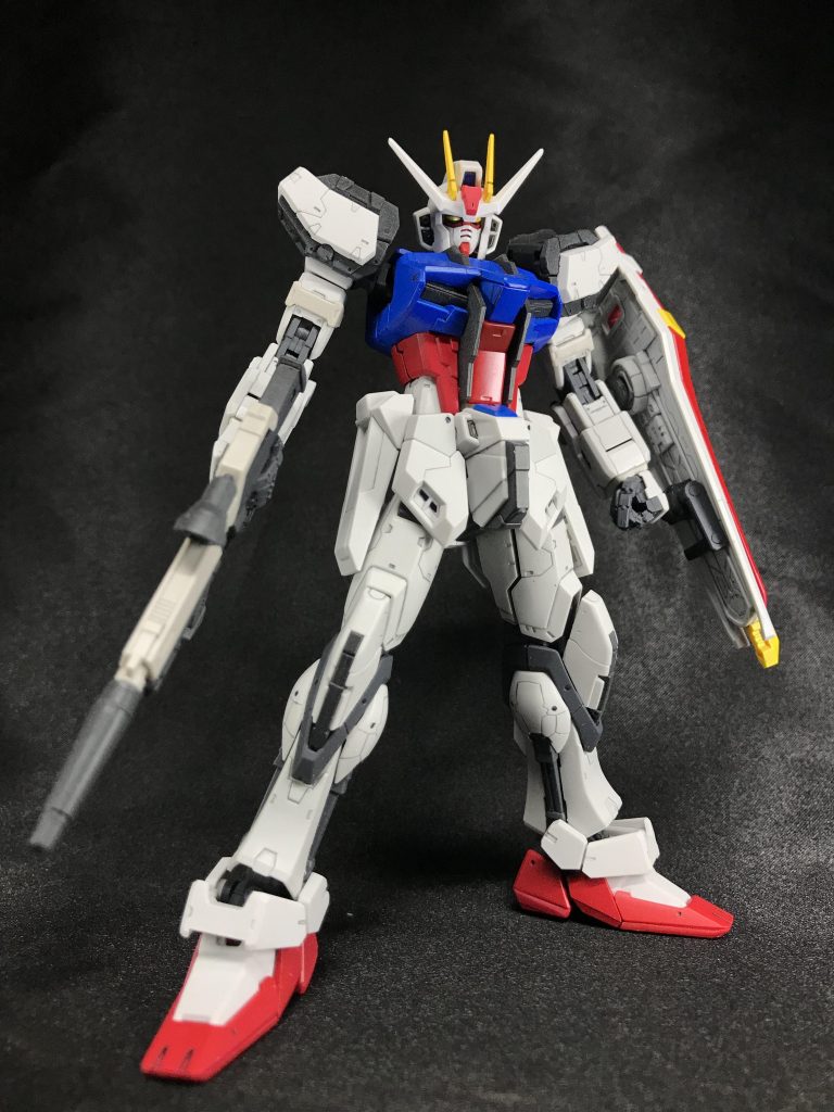 さて、RGのストライクガンダム。良いキットです！今回意識したのは、とにかく完成見本のように丁寧に仕上げる事でした。 キットを組み上げる事自体は、キットの優秀さゆえにさほど苦労はしませんでしたが、やはり細かいパーツのゲート処理や表面処理をしっかり行なって塗装もムラ無く・・ここを意識するとなかなか緊張するものがありました💦