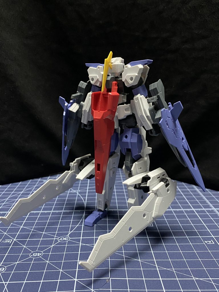 後ろから見るとこんな感じ。大型のウイングが目立ちますが、きちんと安定して自立します。