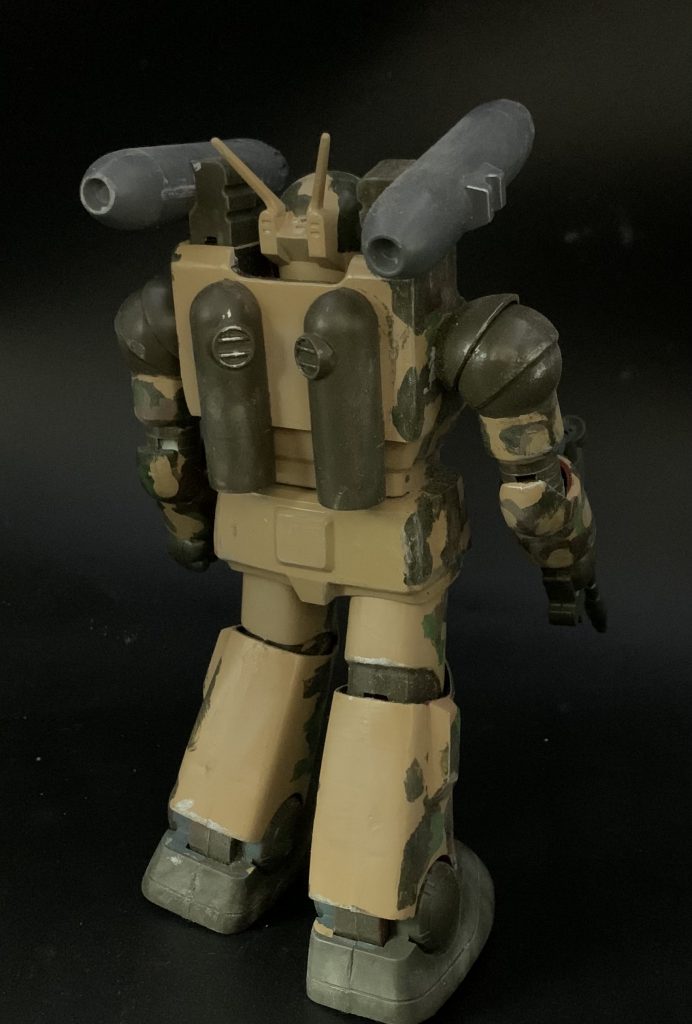 ミリタリーの知識はないのですが、後ろは迷彩をほどこさない兵器もあると聞き、あえて前だけ迷彩みたいな感じのキットにしあげてみました。なのだ