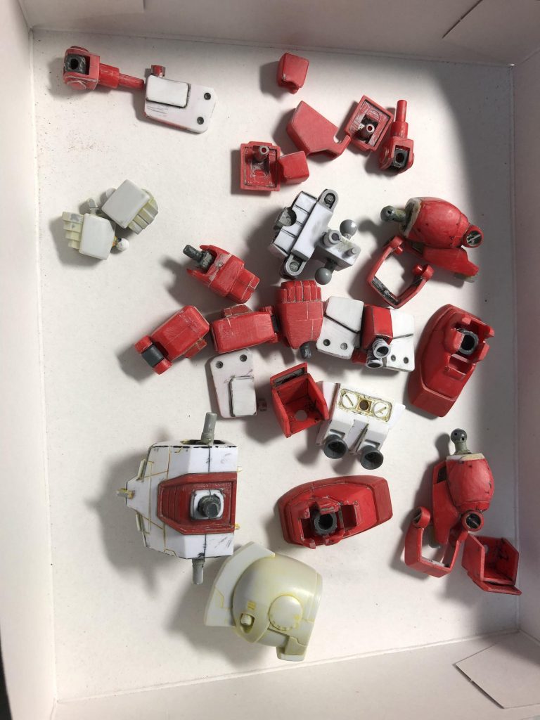 バスマジックリンで塗装剥がし、ヤスリかけ。