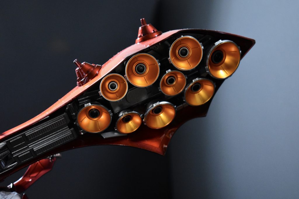 実際より薄く見えるかも、、もう少し発色がいいです。スラスターの外側の塗装はフレームと差別したくてスターブライトアイアンの上からクレオスの新色スーパージュラルミンを吹きました。スターブライトのアラを整えつつ良い感じの色になったと思います。