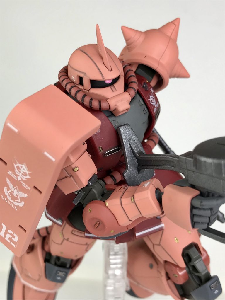 ピンク部分をシャアピンクで塗りました。関節や動力パイプなど一部は成形色のままにしてあります。あとはポイント塗装と墨入れだけの、割と簡単フィニッシュです(^^)