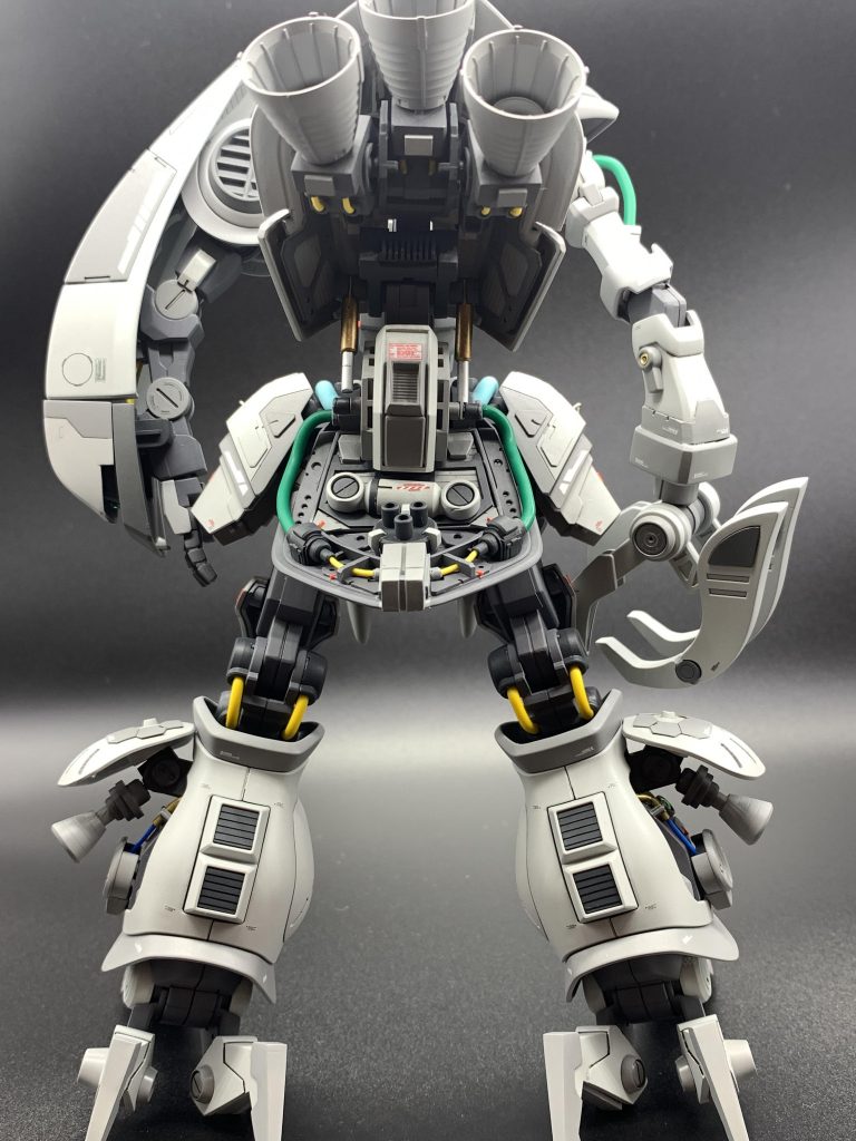 クシャトリヤのリアアーマーを基部と接着せず、開いた状態で使用して内部を作り込み、中に元キットの3発バーニアを内蔵。