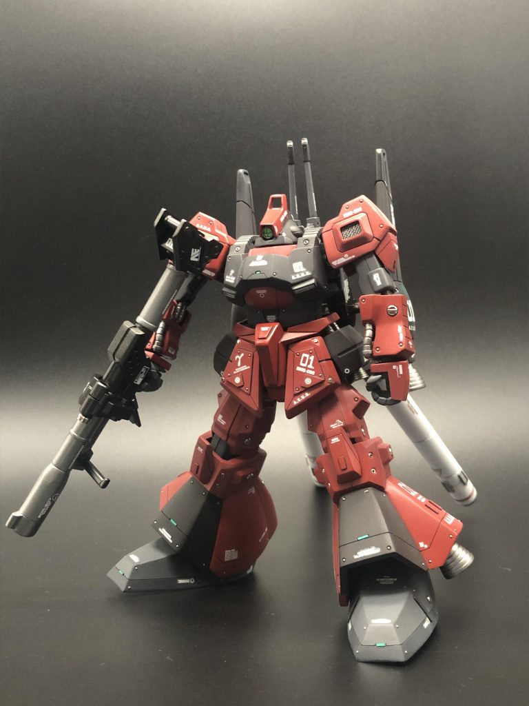 RGの横に並べても遜色ないものを作ろうと思い、いろいろと初挑戦してみました。①筋彫り②合わせ目処理(接着剤による消しと段落ちモールド)③エアブラシ塗装による塗り分け④虫ピン、メタルビーズによるメタルパーツ代用⑤プラ板改造、グリーンチップ⑥メタルメッシュダクト改造⑦ビルダーズパーツの使用⑧アクリジョンのつや消しクリアこの中で筋彫りが1番大変で時間がかかりました。筋彫り道具は前からあったんですが、練習しても上手くならず、自分には無理と完全に諦めてました…