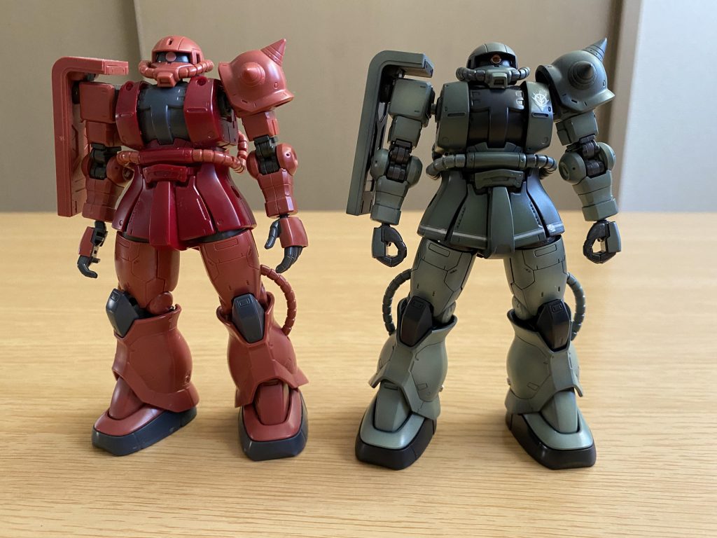 素組みと比較。胸は余剰パーツのバルカン無しにしてます。