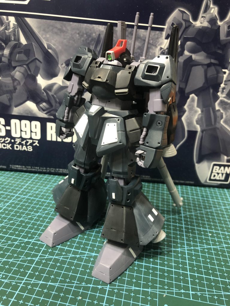 塗装前ショット。この画像がプチ奇跡の1枚‼️作業机が汚いのでパッケージの箱を背面に置いて撮影したら、箱に描かれているリックディアスとポーズ&角度が偶然一致している画像を発見‼️どうでも良いことなんですが、なんかテンション上がっちゃいました。それにしても穴空け過ぎやな…