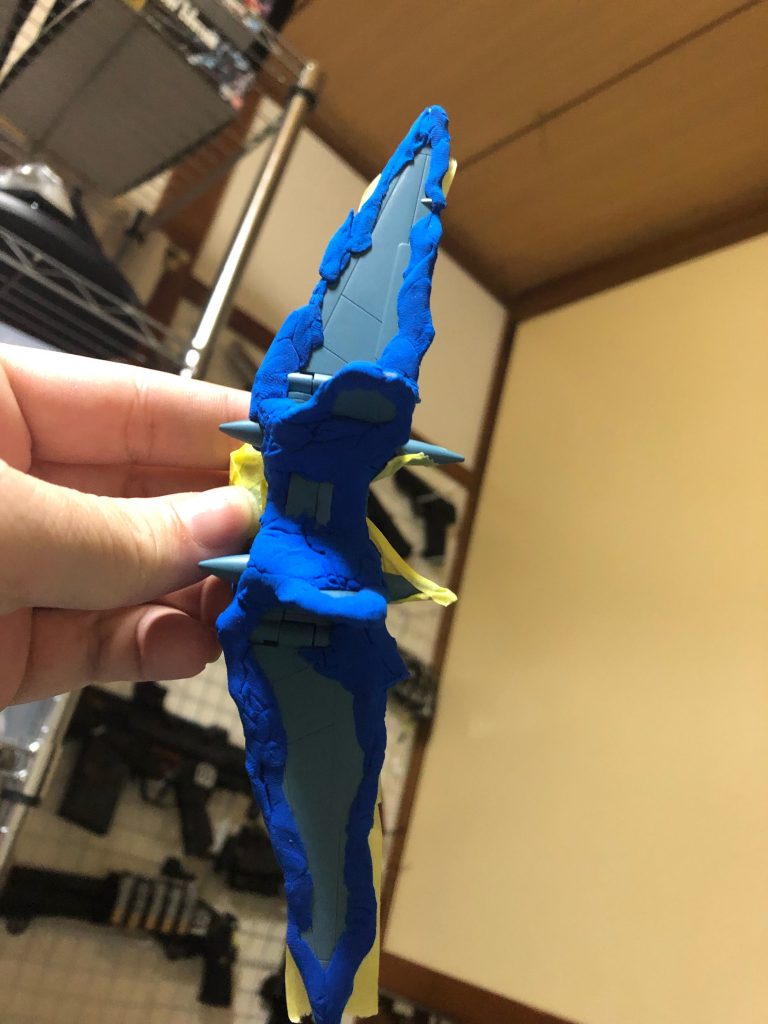 シュヴァルベグレイズのバックパックにウィンダムのジェットストライカーを接続。洋上迷彩にするためにダイソーやわらか粘土を使用。タミヤ缶スプレーでチチャっと色は缶に書いてあるので迷う必要なく便利