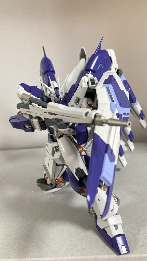 膝立ちでこのRGの最大の売りの一つである自然な膝立ちは実際にやって凄く感動しました1/144でここまで精密にかっこよく動かせる機体は他に存在しないんじゃないかと思うくらいで、どこを動かしてもニヤケが止まらなかったです