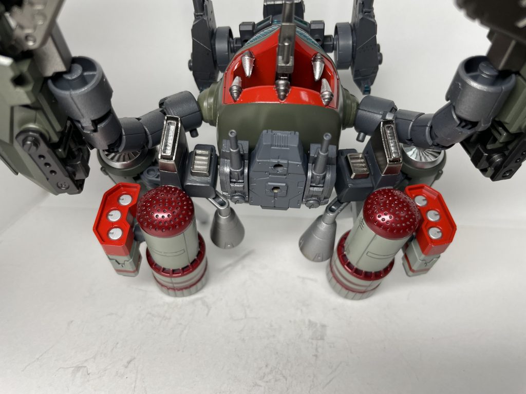 機体下部にも機銃を2門追加、三連装ミサイルランチャーをスラスター左右に取り付け。ブースター基部にあった四連装ミサイルは廃止してインテークに改修。