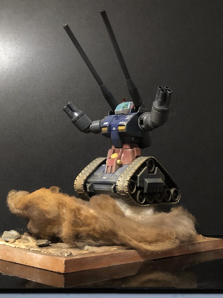 バンザイの姿勢がガンタンクらしい。