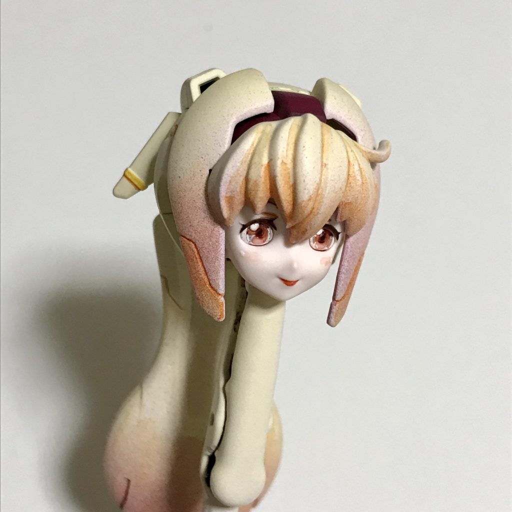 髪のベース色はアサヒペンクリエイティブカラースプレーのカントリーイエローです。リアルタッチマーカーのオレンジを使ってグラデっぽくしました。