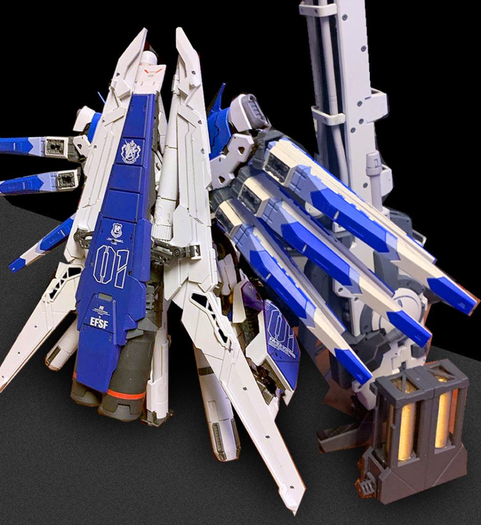 背面。MG用HWSのシールドを展開して背中に装着。今回は翼を広げた感じにしてみた。ランチャー付属のジェネレータ(?)の中身を金色に塗ったらストーブみたいになってしまった(汗