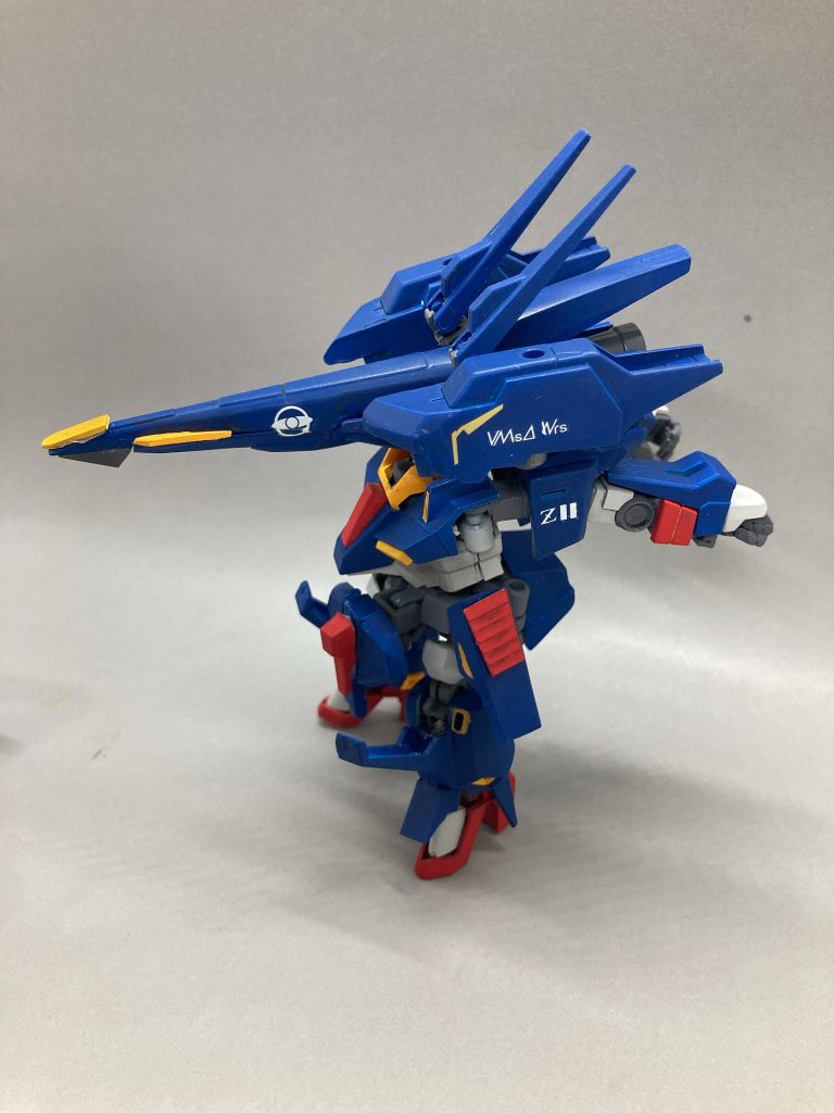 変形途中。頭を外して腕を後ろに回します。