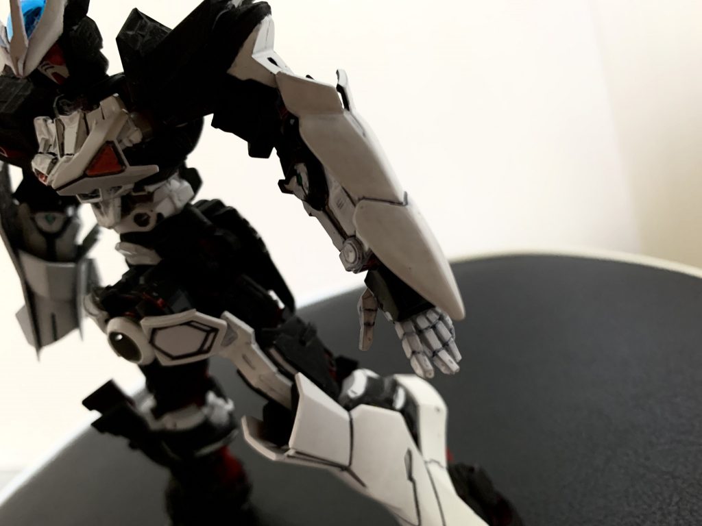 「お前は…」戦場に突如として現れる一体の影…