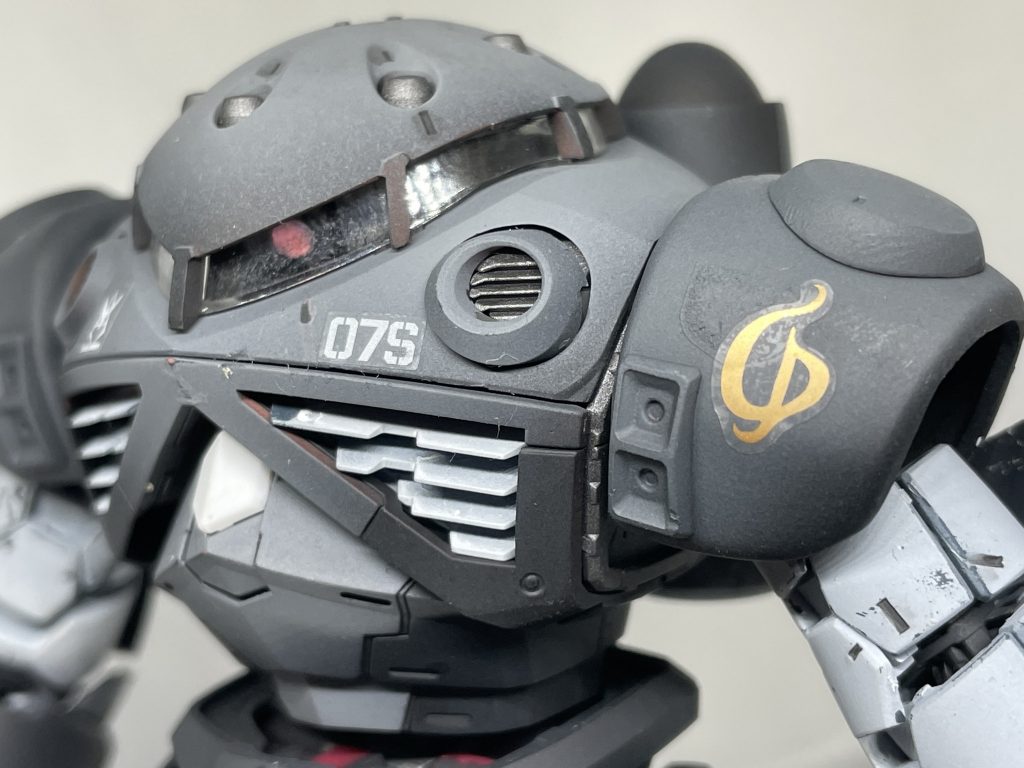 余ってたサザビーのデカール貼ってます適当。