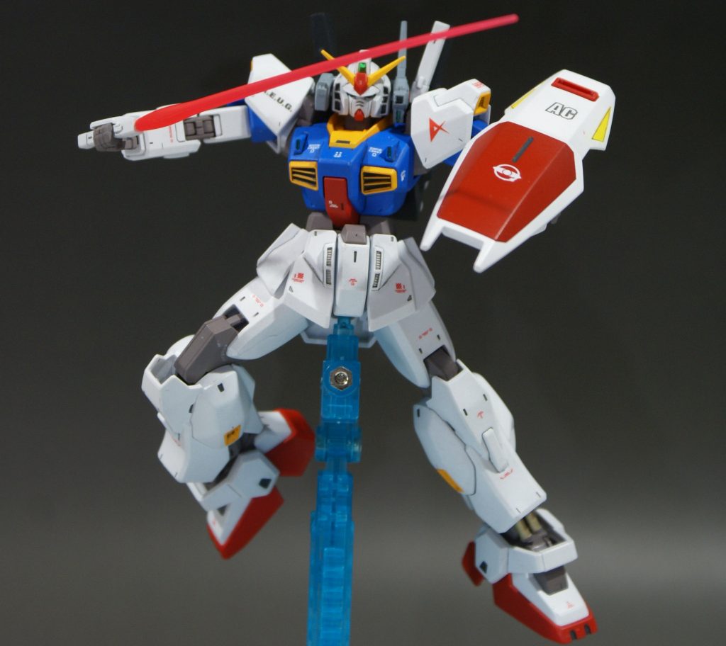 サーベルは蛍光塗料で発光しているように。