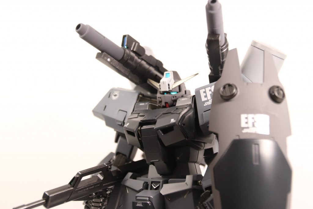 重量感を増した上でまとまるように暗めのグレーの配色になっています