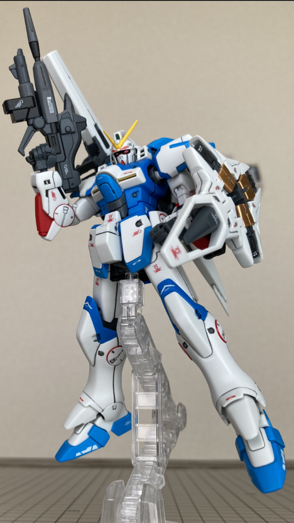 フェイスの加工とミノフスキードライブユニットのディテールアップ以外はキットのままです!ゼータの時と違い、ゲート跡処理はちょっと、ヒケや面出し等の表面処理は全くなし!部分塗装とデカール、光沢からのつや消しフィニッシュ‼️お手軽製作でしたが、かなり時間かかりました💦