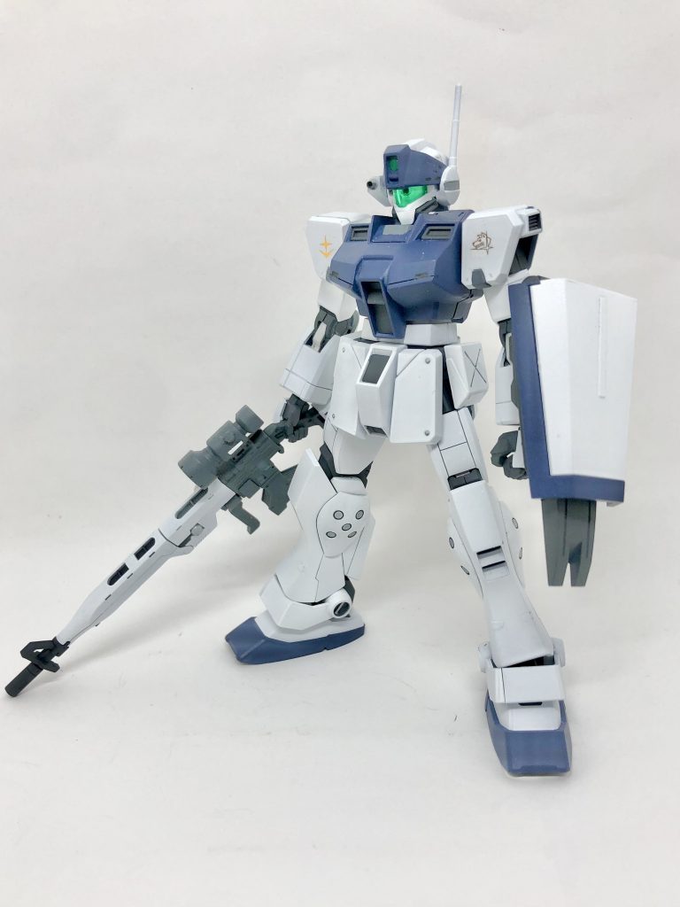 正面からです。ロングレンジ・ビーム・ライフルはシステムウェポンキットから、シールドは設定に準じて陸戦型シールドにラージシールドの下半分を重ねて作りました。