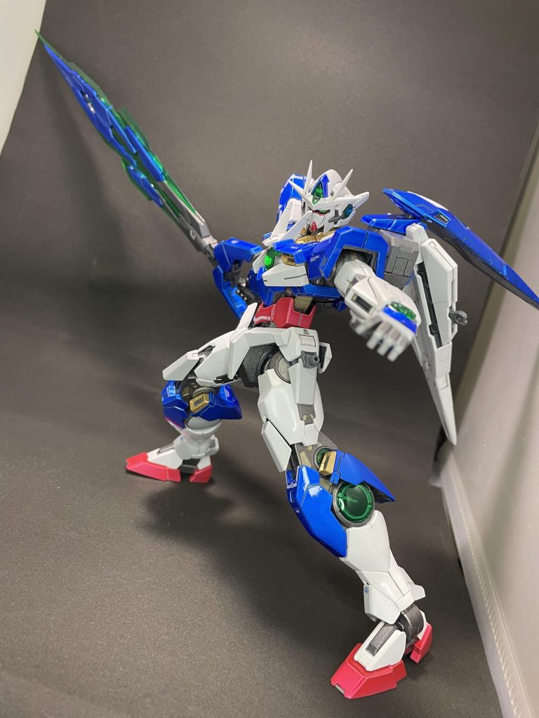 GNソードVにビットを合体させてポーズ。長大かつ重量もあるのでコレを支えるためにHG用の台座が付属してました。剣状態は壁面を支えにして誤魔化せましたが…