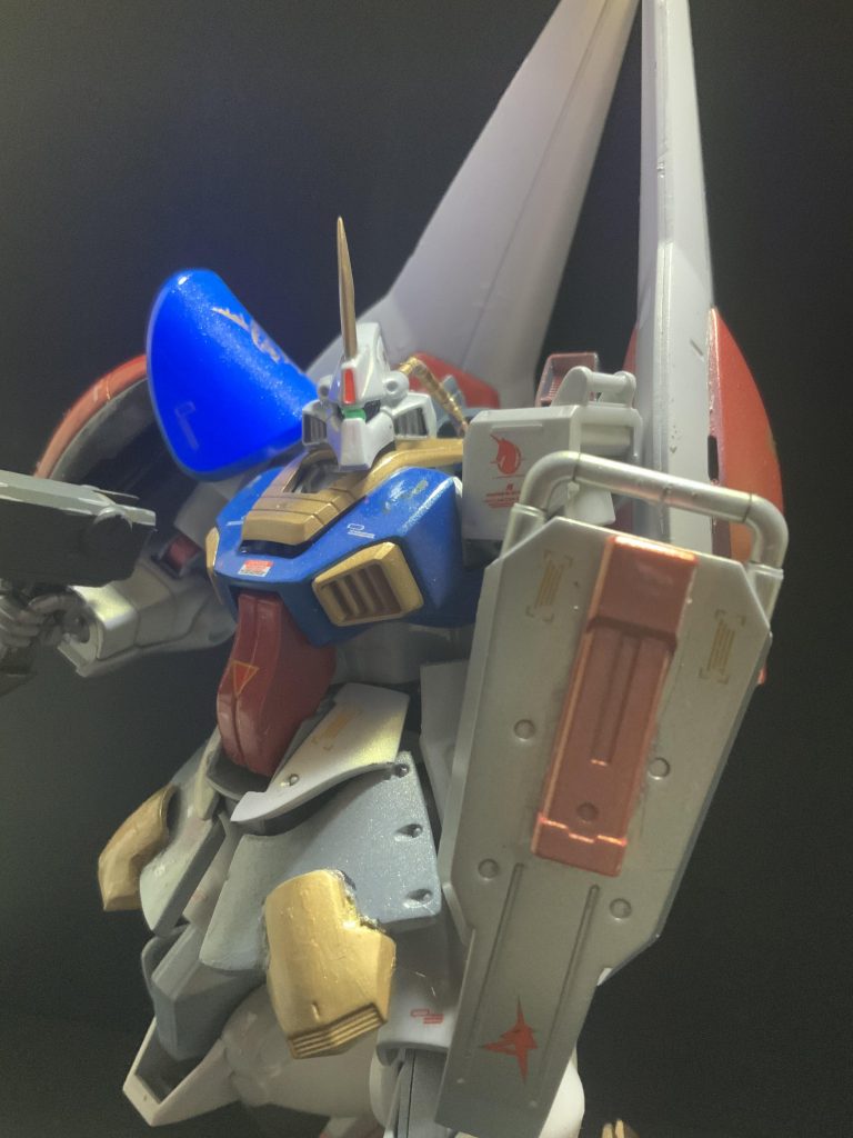 モノアイとカメラは蛍光塗料を使用。UVライトで光ります。