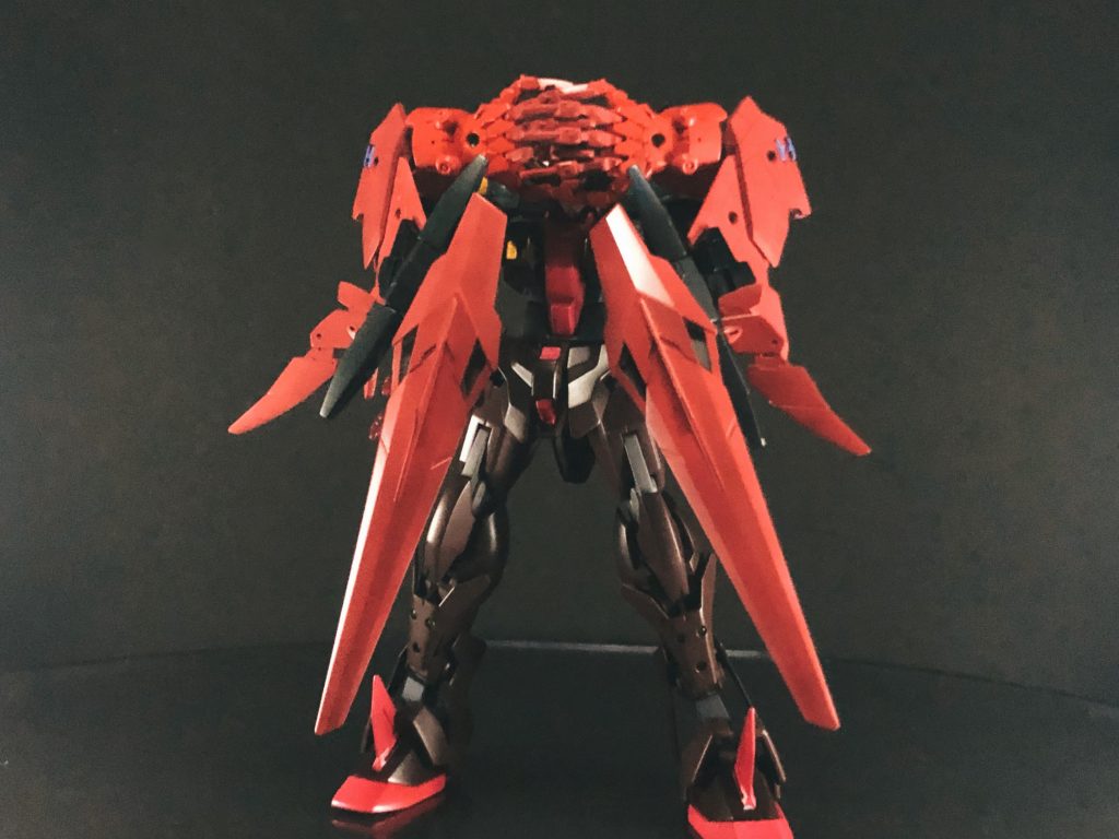 続いてバックパックを纏う防御形態。頭部をバックパックのビッグハンドで隠しているので、通称いないいないばーです。これで顔は見られないですね。