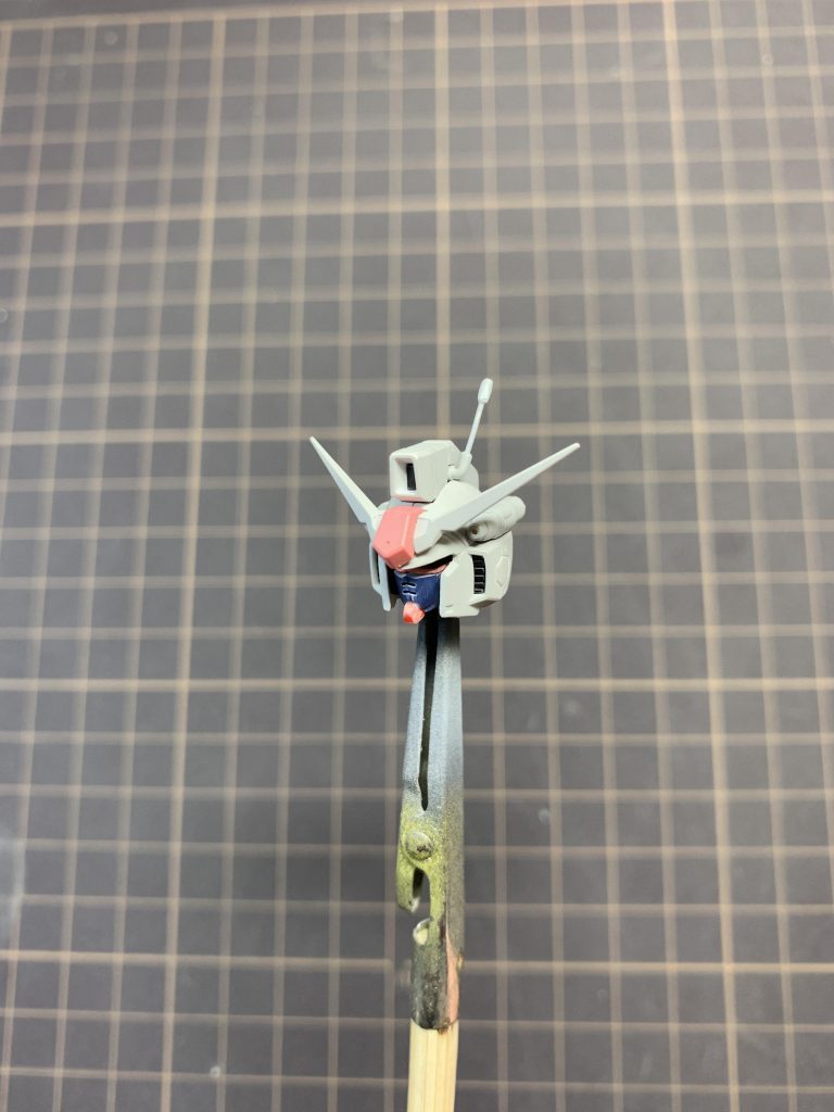 裏も削り込んで、パーツの合わせを修正。頭頂部のアンテナは真鍮に置き換えてあります。