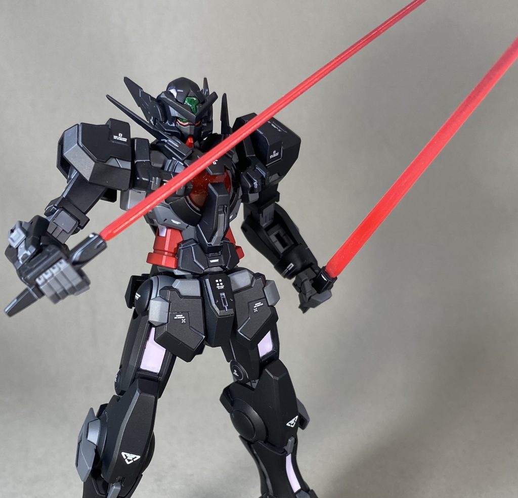 武装はシンプルにサーベル2本にしています。動力源が擬似太陽炉なのでクリアーレッドで塗装しました。