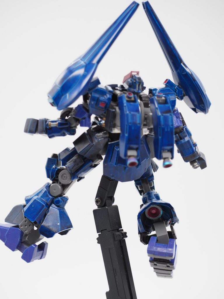 背面、斜め下からの撮影です。リックディアスらしくふとましいアンヨの、ふくらはぎを覗いてみれば、そこには巨大なバーニアが仕込んであります。バーニア（スラスター）内は、ゼータの時代は赤いのが多いので、赤くしてます。