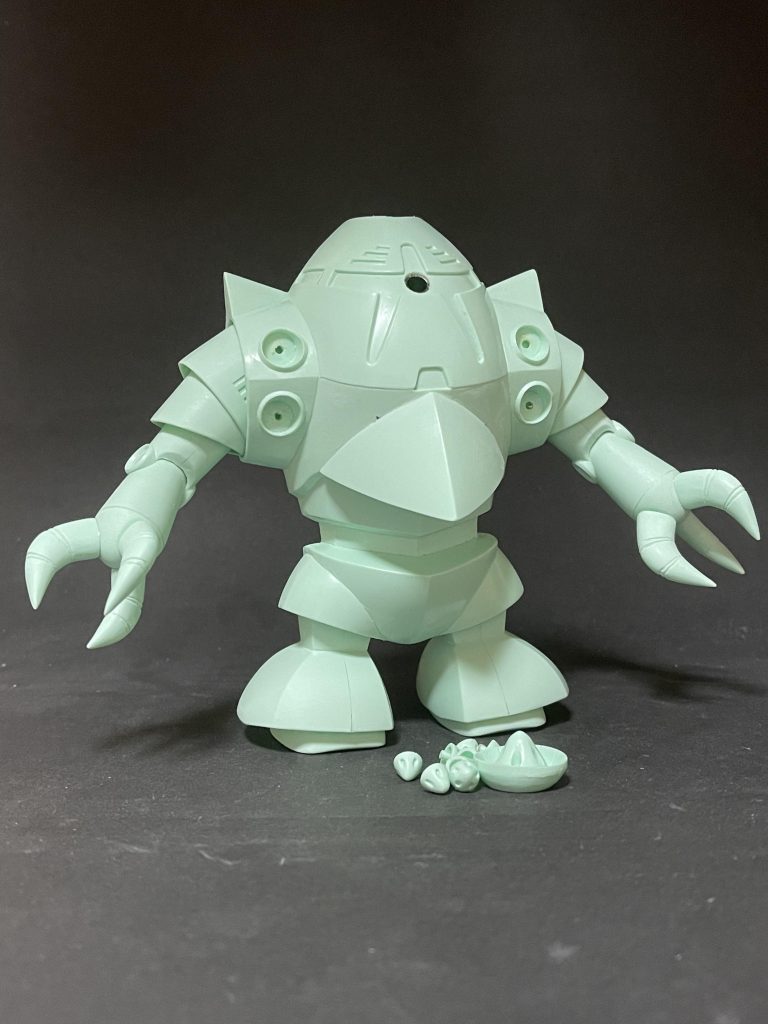 前腕·足首·爪は低粘着接着剤を使用してましたが、作業効率upの為途中から瞬着でくみあげました。モノアイ部は開口し、ヒートンキャップ+レジンで作成したモノアイを装着。後は全て組み上げ後塗装しました。