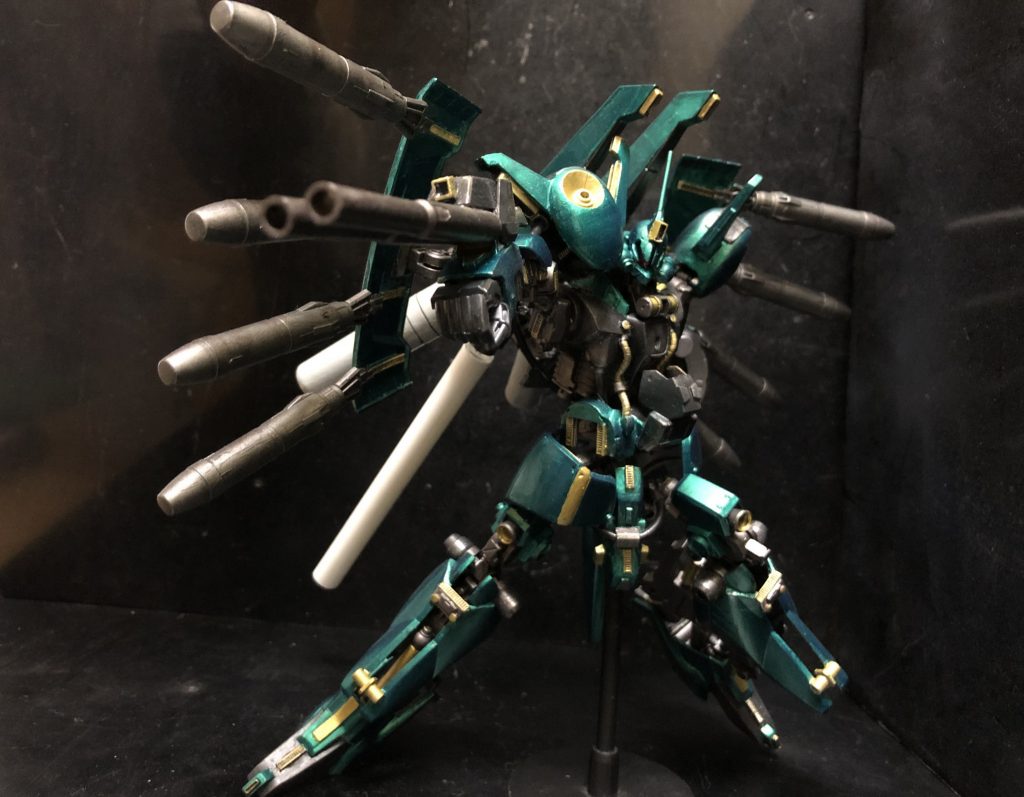 パラスアテネ本機は全身に多彩な火器を搭載した対艦用モビルスーツとして設計されており、二連装ビーム・ガンや背部バインダーに装備された対艦ミサイル、ビーム砲を搭載したシールド、両肩の拡散ビーム砲など様々な武装を装備する。 (改造内容に合わせて武装説明変えてます。)しかし、その一方でその重装備から全備重量が80tを超えるため、機動性は同時期の標準機以下にとどまっている。機動力の不足は他の機体との連携で補い、本機は遠距離攻撃用の支援機としての運用を想定していたとされる。機能的には第2世代モビルスーツの範疇に含まれるが、火力に特化したその設計思想は、後の第4世代モビルスーツに通ずる面を持ち合わせており、ジ・Oのコンセプトと共に開発者であるシロッコの先見性をうかがい知る事が出来る。oyz「コレがパラスアテネの概要だよ。」レコア「なるほど、よく解ったわ。ありがとう。」oyz「で、このパラスアテネだが、Zガンダム放映時期の旧キットのがベースとなっている。」レコア「え？」oyz「旧キットの方だが、最新のHGパラスアテネと全く違う出来栄えで、武器も何も付いていなかった代物だったんだ。」レコア「旧キットって何かしら？」oyz「おっと済まなかったね。コレがその旧キットだ。」