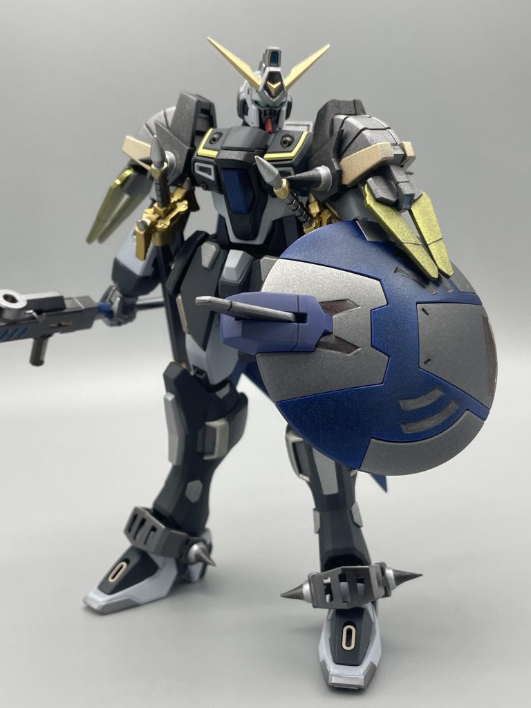 前面白と青の機体にメタリックと黒を入れる、程度のつもりがほとんど黒と銀になってしまういつもの手癖が出ました。渋めに光るいい機体になった…と思います。