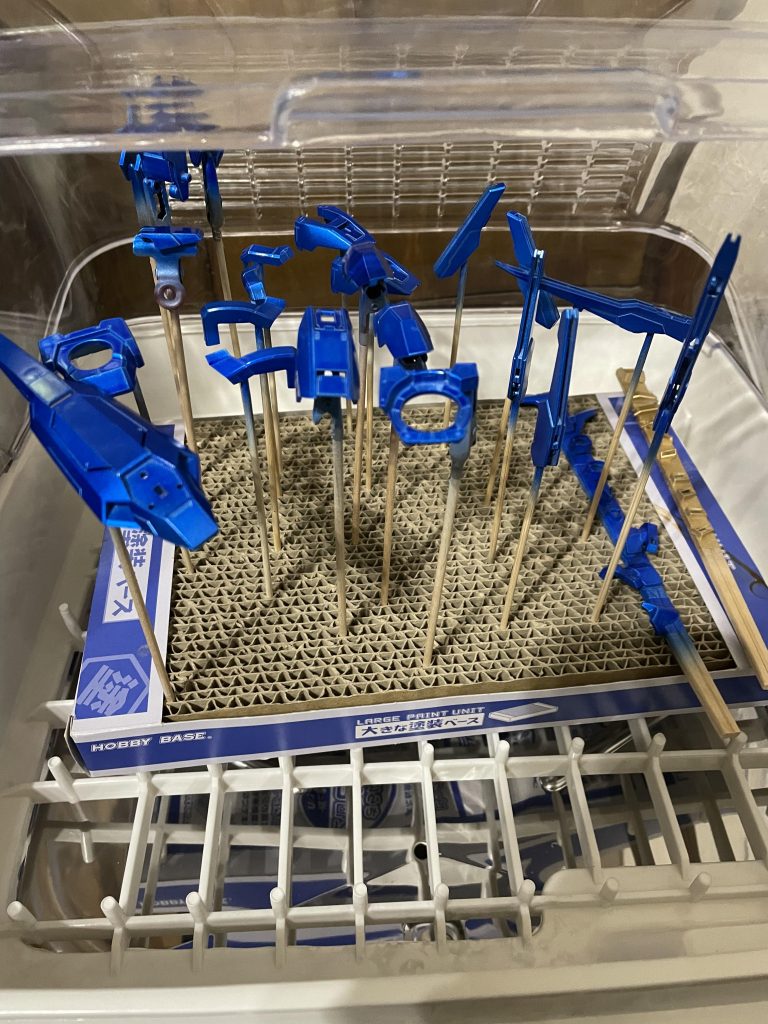 青パーツ塗装の様子。シルバーの上にクリアブルーを吹いてますが、最初吹き方を誤って少々ムラになってしまいました。