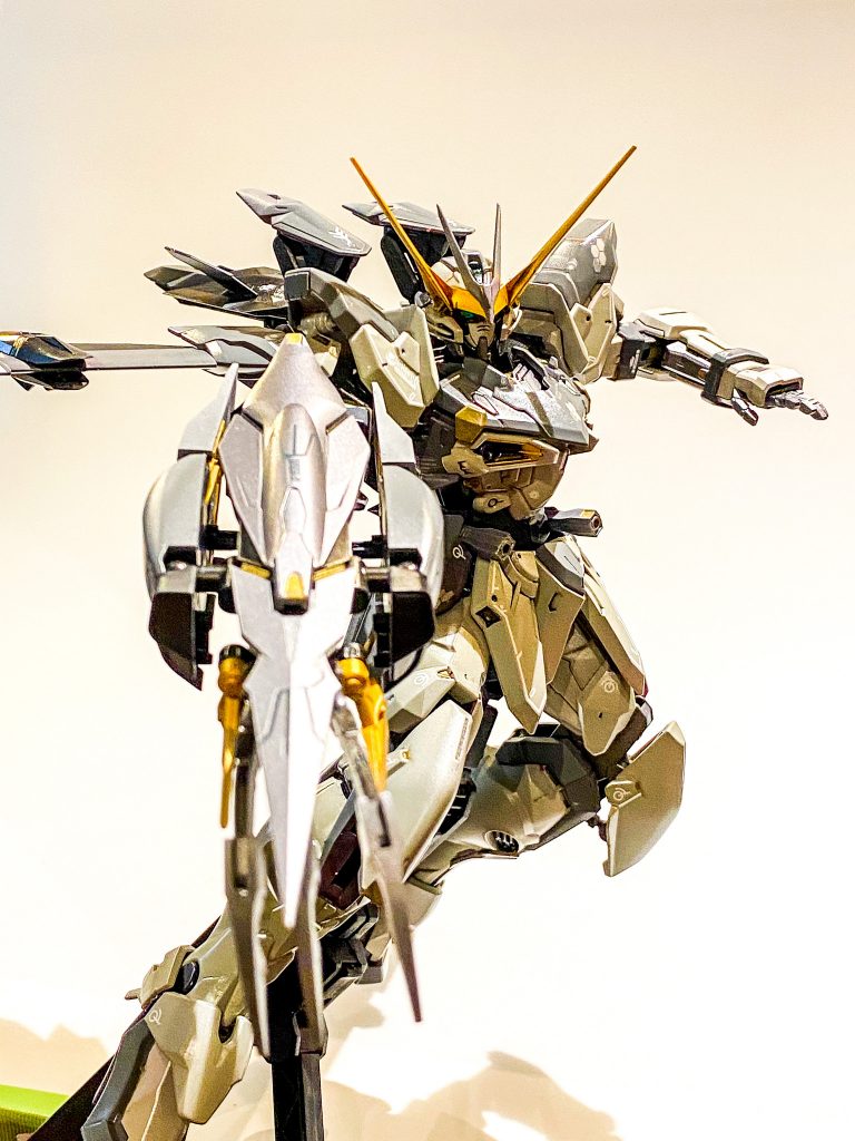 グレー基調にパールとメタリック、ソリッドで塗り分け。丁寧に処理して塗装とデカールで仕上げてみました。