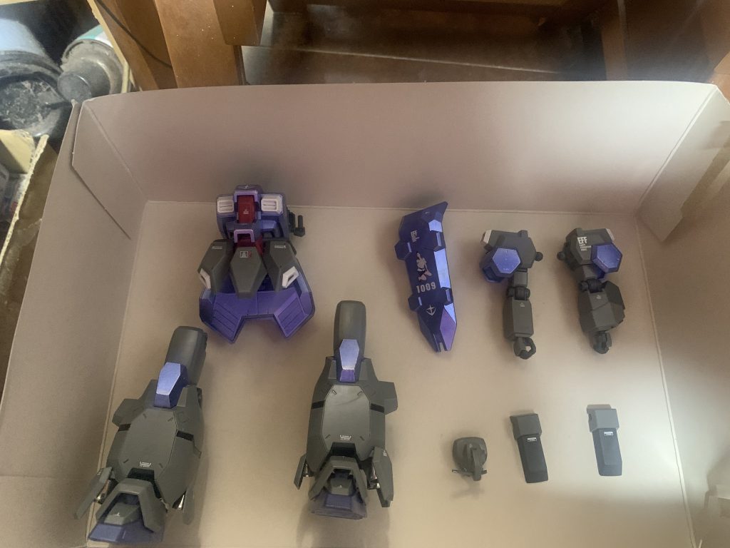 デカールを貼り終えた所。