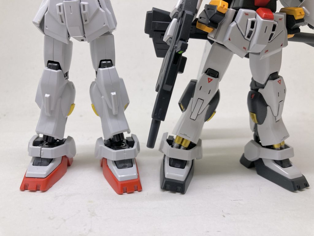 バックパック以外本体はあまりいじってませんが脚だけちょっとイメージと違うなあと思って改造しました。隣は何故か上半身紛失したビルドガンダムMk-2の下半身。