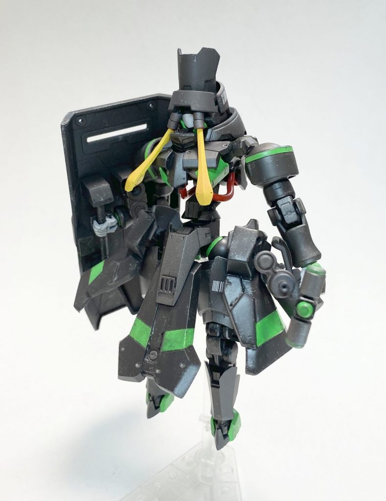 前面フル装備。銃は磁石でサイドスカートにマウント可能。